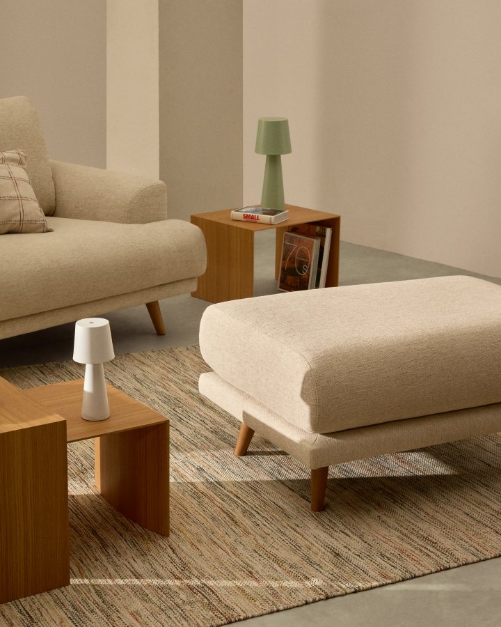 KAVE HOME Karin fodskammel i beige chenille med ben af massivt bgetr 90 x 70 cm