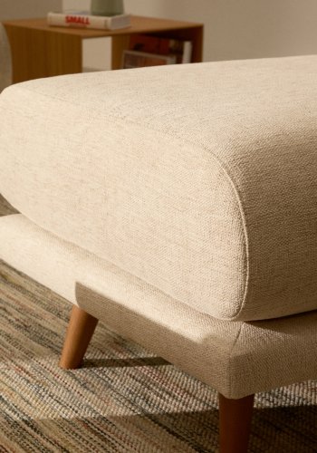 KAVE HOME Karin fodskammel i beige chenille med ben af massivt bgetr 90 x 70 cm