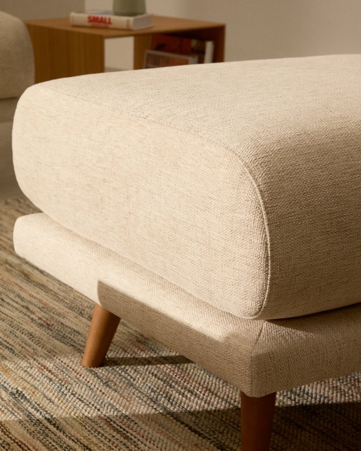 KAVE HOME Karin fodskammel i beige chenille med ben af massivt bgetr 90 x 70 cm