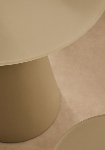 KAVE HOME Wilshire sidebord i hrdet glas og metal med en mat gr finish, 50 cm