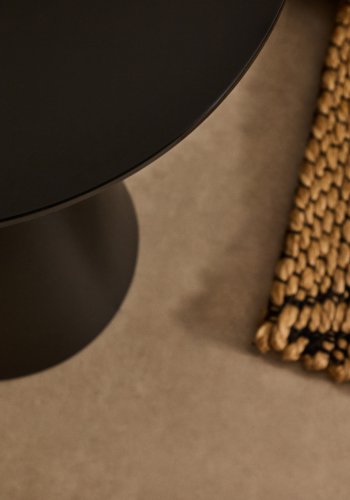 KAVE HOME Wilshire sidebord med matteret hrdet glas og stl med mat sort malet finish Ã˜