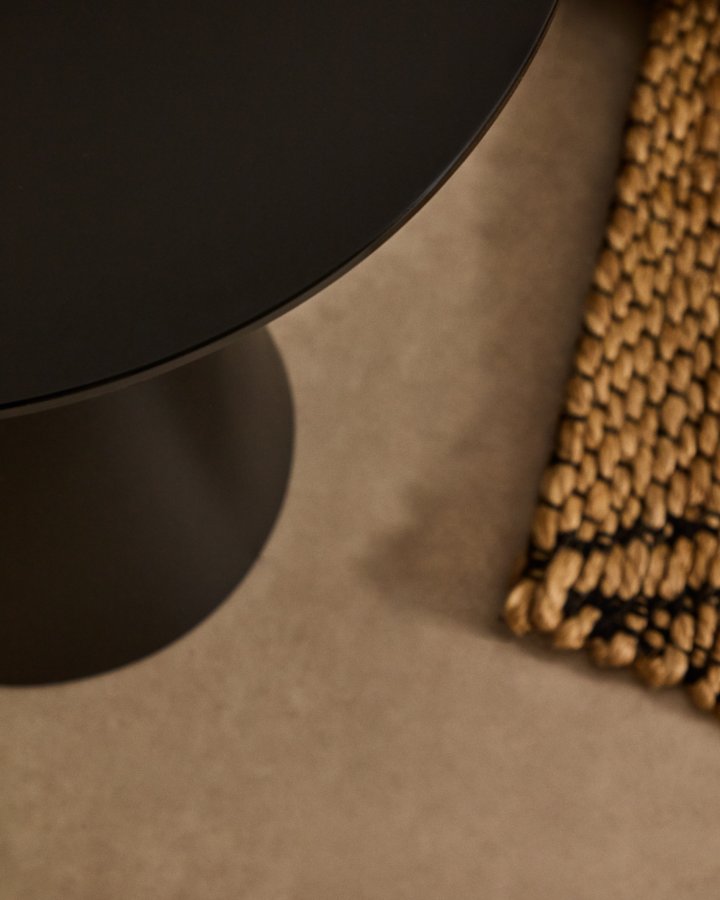 KAVE HOME Wilshire sidebord med matteret hrdet glas og stl med mat sort malet finish Ã˜