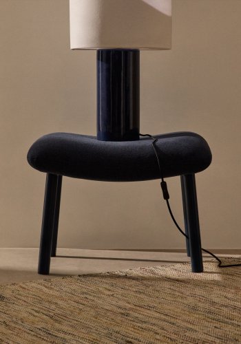 KAVE HOME Inari fodsttte i bl og stl med en bl malet finish 60 x 50 cm FSC Mix Credit