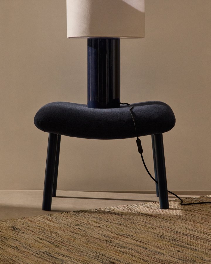 KAVE HOME Inari fodsttte i bl og stl med en bl malet finish 60 x 50 cm FSC Mix Credit