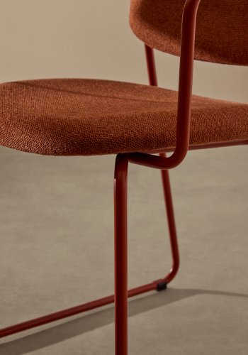 KAVE HOME Meli stol i terracotta chenille med stel af terracotta metal FSC Mix Credit