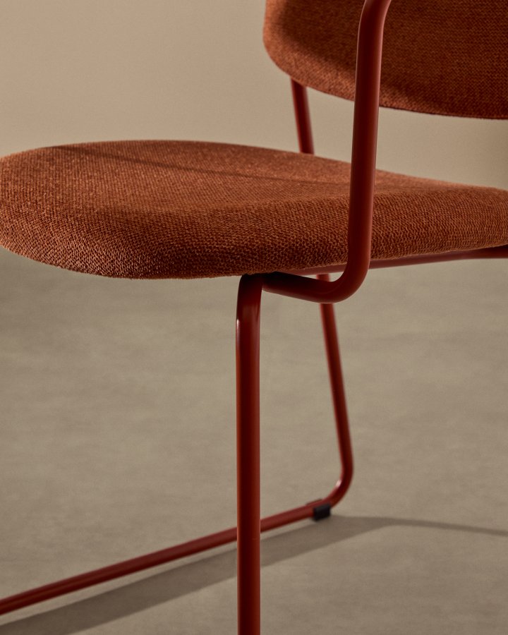 KAVE HOME Meli stol i terracotta chenille med stel af terracotta metal FSC Mix Credit