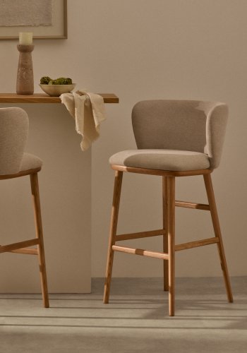 KAVE HOME Ciselia skammel beige chenille og massivt asketr naturlig tone finish FSC Mix Credit 65 cm