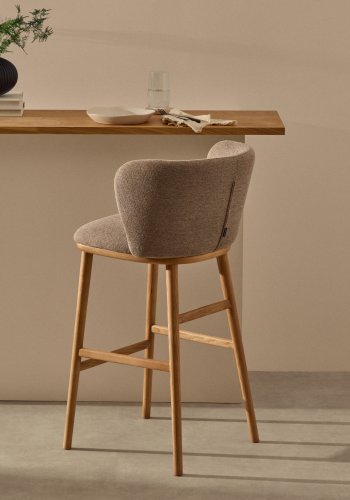 KAVE HOME Ciselia barstol, m. rygln og fodsttte - brun chenille og natur asketr (H:65cm)