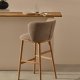 KAVE HOME Ciselia barstol, m. rygln og fodsttte - brun chenille og natur asketr (H:65cm)