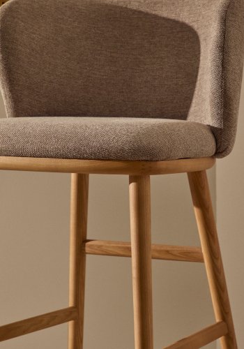 KAVE HOME Ciselia barstol, m. rygln og fodsttte - brun chenille og natur asketr (H:65cm)