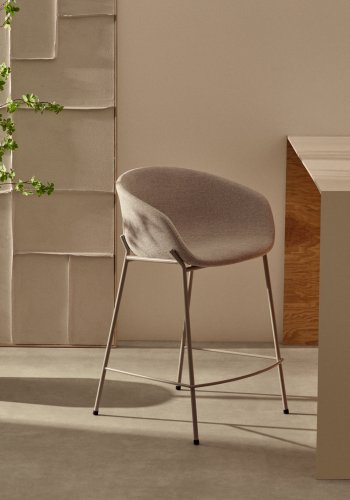 KAVE HOME Yvette skammel i beige chenille og stlben i beige finish, 65 cm hj