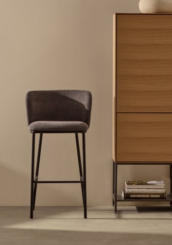 KAVE HOME Ciselia barstol, m. rygln og fodsttte - mrkegr chenille stof og sort stl