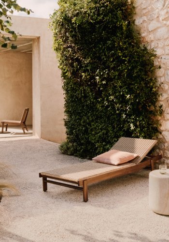 KAVE HOME Itani liggestol i FSC 100% massivt akacietr og syntetisk rattan