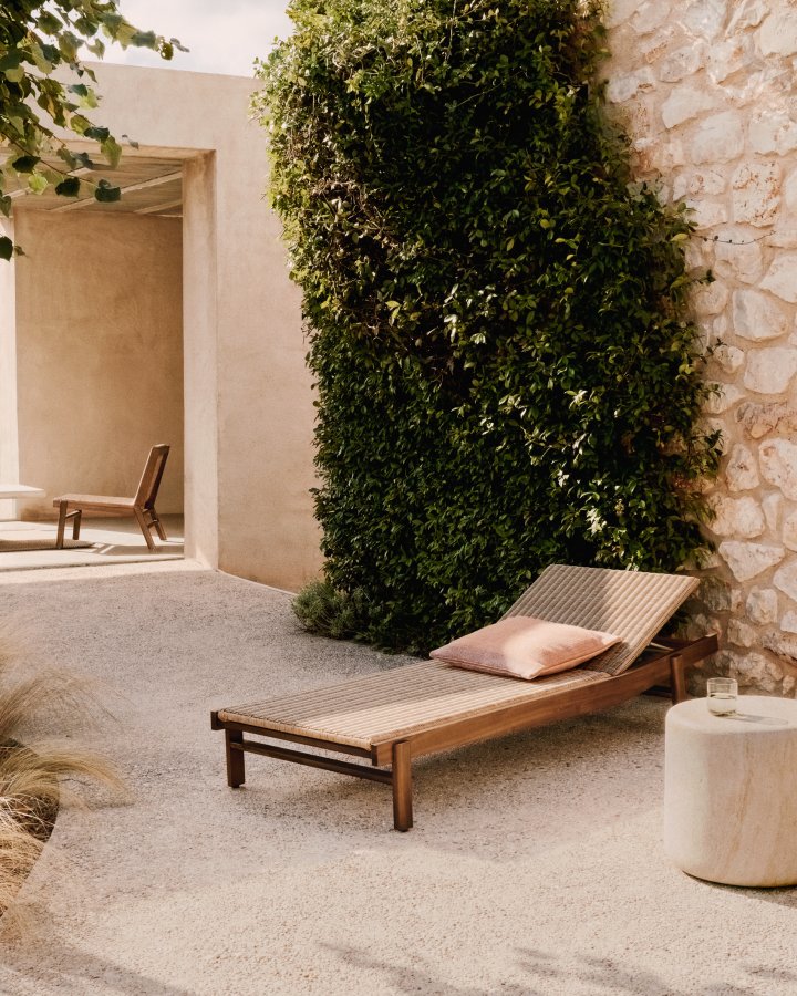 KAVE HOME Itani liggestol i FSC 100% massivt akacietr og syntetisk rattan