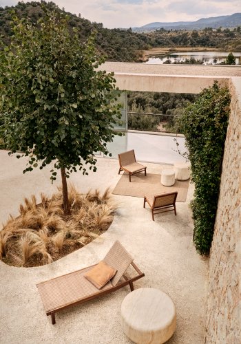 KAVE HOME Itani lnestol i FSC 100% massivt akacietr og syntetisk rattan