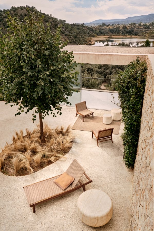 KAVE HOME Itani lnestol i FSC 100% massivt akacietr og syntetisk rattan