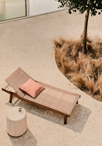 KAVE HOME Itani liggestol i FSC 100% massivt akacietr og syntetisk rattan