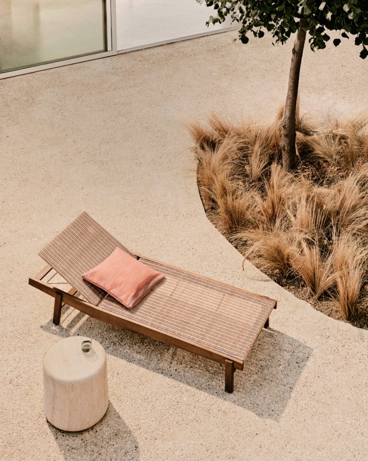 KAVE HOME Itani liggestol i FSC 100% massivt akacietr og syntetisk rattan