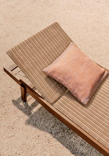 KAVE HOME Itani liggestol i FSC 100% massivt akacietr og syntetisk rattan