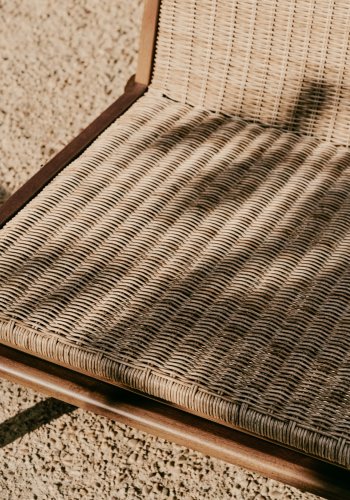 KAVE HOME Itani lnestol i FSC 100% massivt akacietr og syntetisk rattan