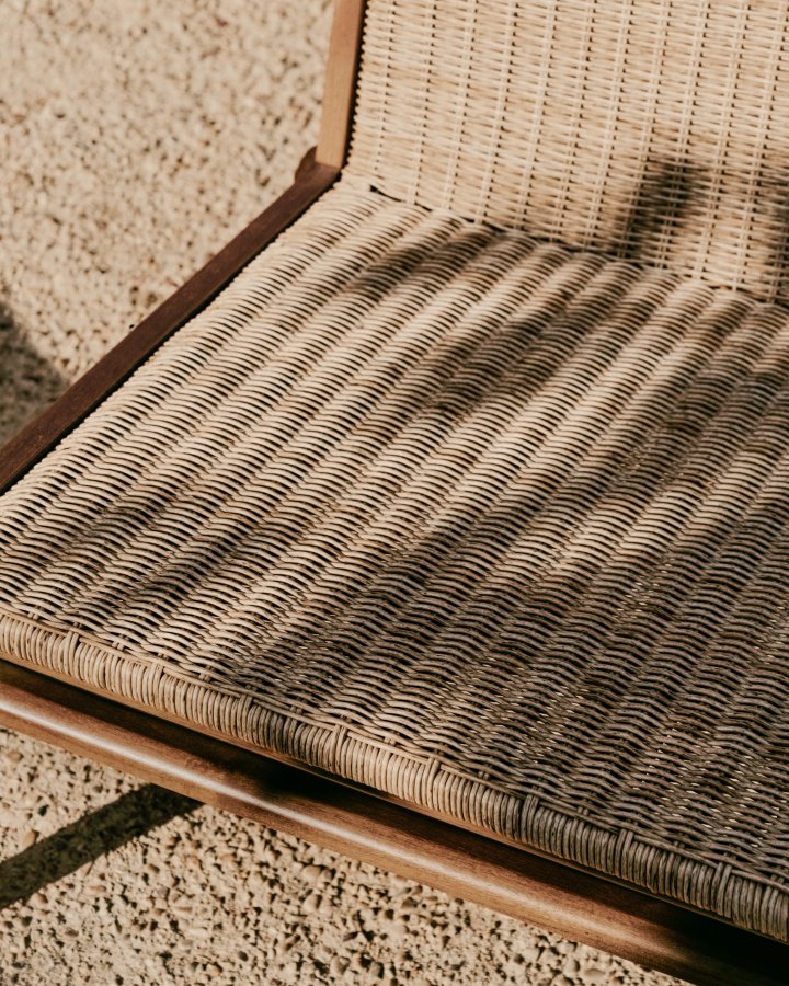 KAVE HOME Itani lnestol i FSC 100% massivt akacietr og syntetisk rattan