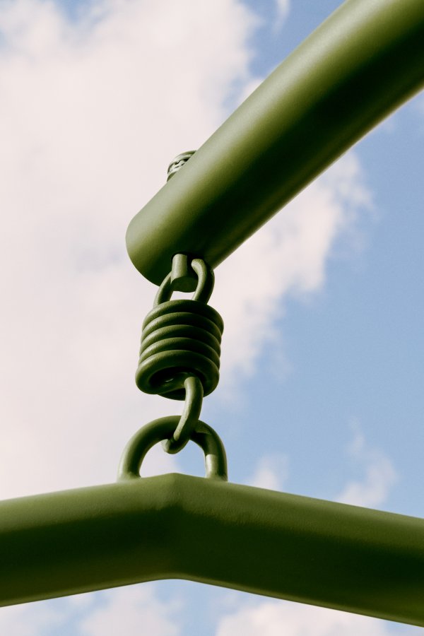 KAVE HOME Saliga grn hngende lnestol med fod i aluminium og syntetisk rattan