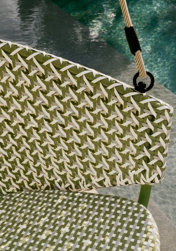 KAVE HOME Saliga grn hngende lnestol med fod i aluminium og syntetisk rattan