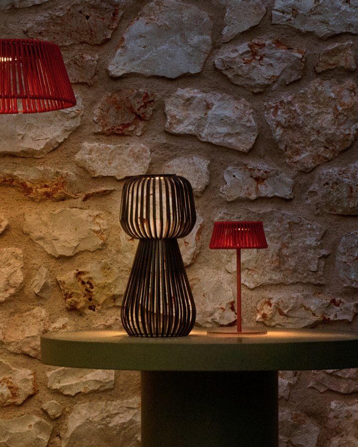 KAVE HOME Reiba solar bordlampe i sort metal