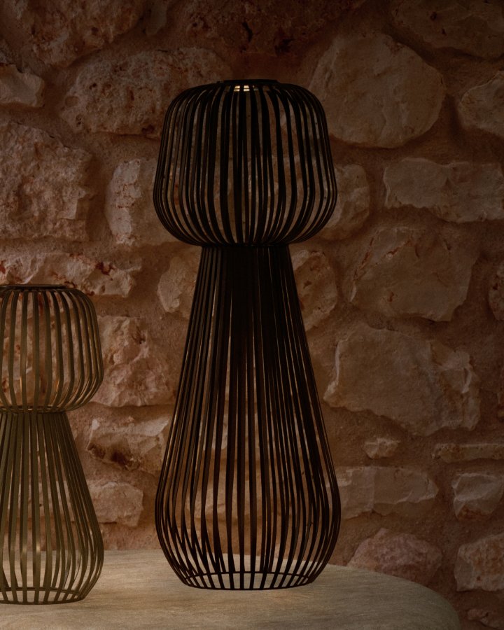 KAVE HOME Reiba solcellegulvlampe i sort metal