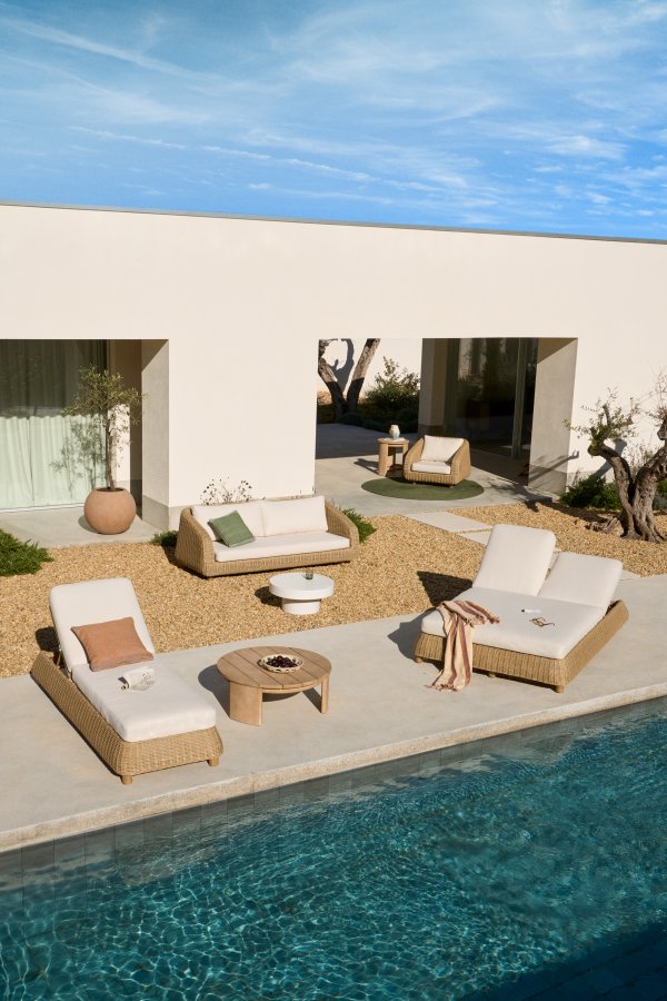 KAVE HOME Meria liggestol i syntetisk rattan med FSC 100% massive akacietr ben