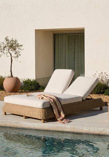 KAVE HOME Meria dobbelt solseng i syntetisk rattan med FSC 100% massive akacietr ben