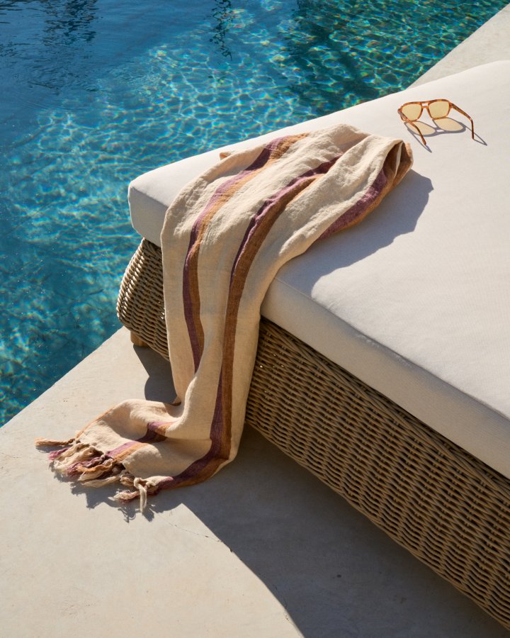 KAVE HOME Meria dobbelt solseng i syntetisk rattan med FSC 100% massive akacietr ben