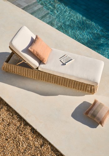 KAVE HOME Meria liggestol i syntetisk rattan med FSC 100% massive akacietr ben