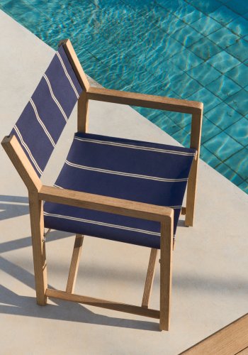 KAVE HOME Vilara bl og beige stribet udendrs klapstol lavet af FSC 100% massivt akacietr