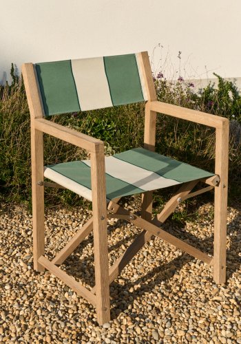 KAVE HOME Vilara grn og beige stribet udendrs klapstol lavet af FSC 100% massivt akacietr