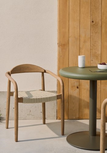 KAVE HOME Nina stabelbar stol lavet af FSC 100% massivt akacietr og ecru rebsnor