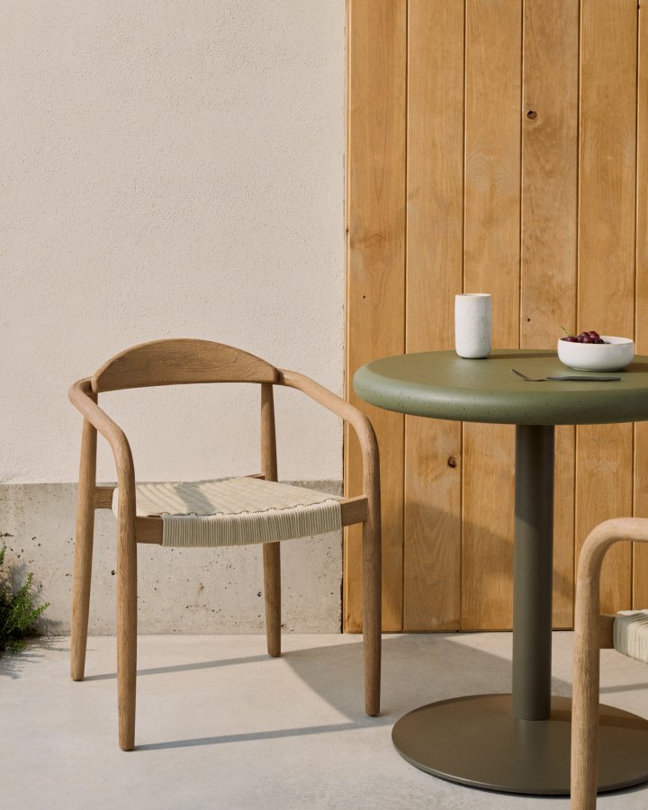 KAVE HOME Nina stabelbar stol lavet af FSC 100% massivt akacietr og ecru rebsnor