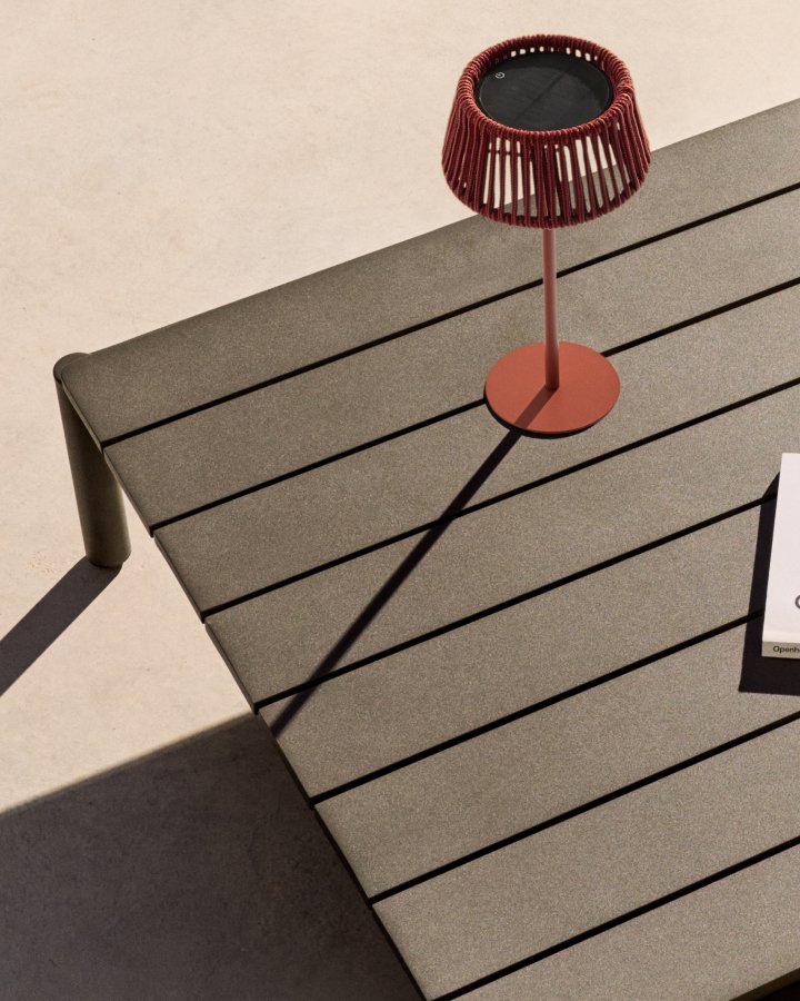 KAVE HOME Aldet udendrs solcelle bordlampe, brbar - terracotta tovsnor og aluminium