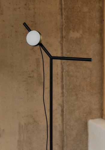 KAVE HOME Orey sort metal gulvlampe med multi-position spotlight