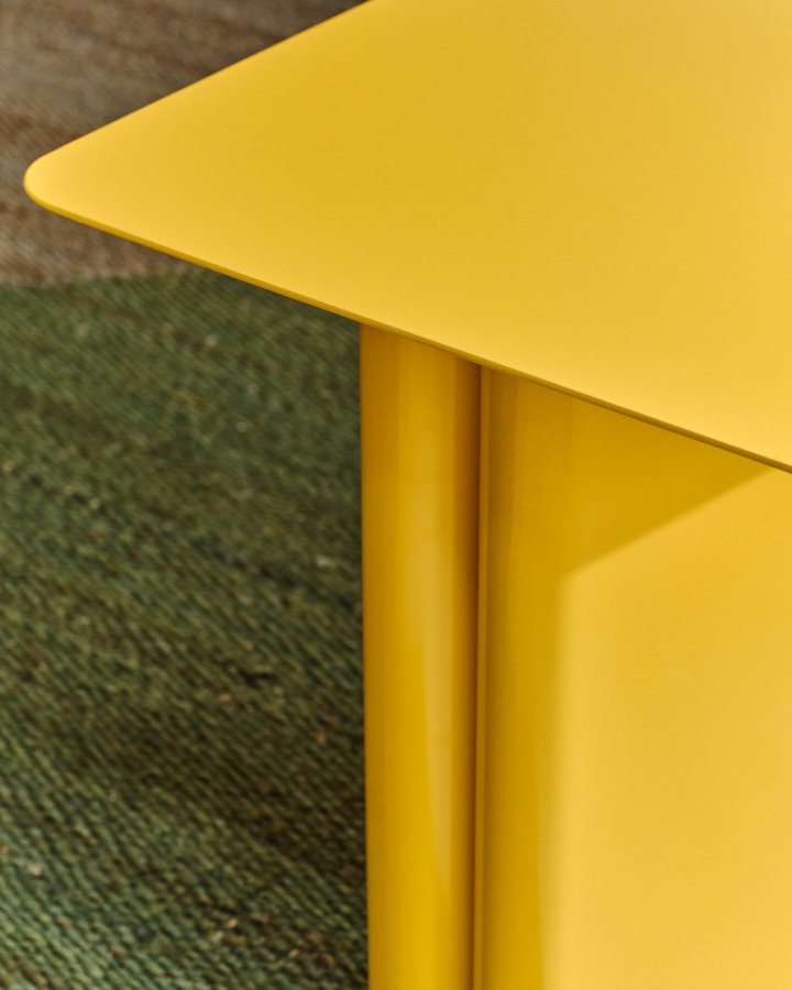 KAVE HOME Arvin sidebord, kvadratisk - gul jern (42x42)