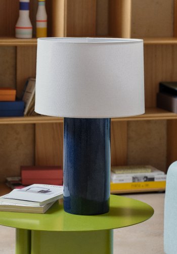 KAVE HOME Tonerisk keramisk bordlampe med bl finish og bomuld