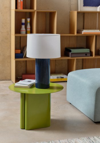 KAVE HOME Tonerisk keramisk bordlampe med bl finish og bomuld