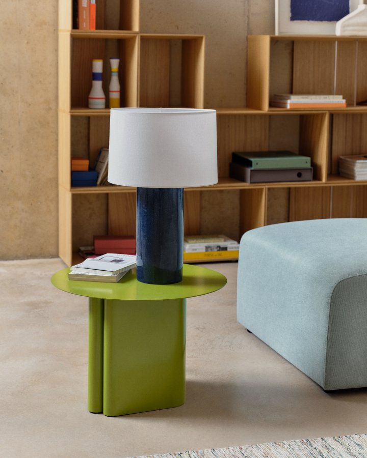 KAVE HOME Tonerisk keramisk bordlampe med bl finish og bomuld