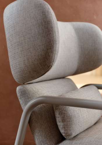 KAVE HOME Inari lnestol i beige og stl med beige malet finish FSC Mix Credit