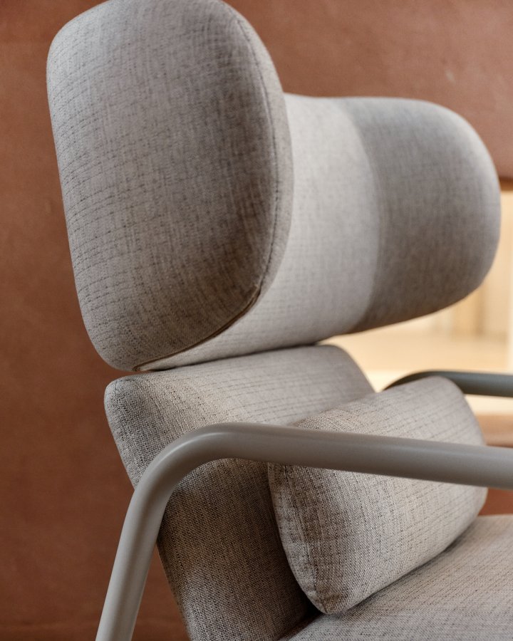 KAVE HOME Inari lnestol i beige og stl med beige malet finish FSC Mix Credit