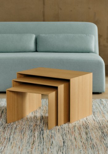  KAVE HOME Litto st med 3 indskudsborde i egetrsfiner med en naturlig farvefinish 60 x 40 / 51 x 36 /