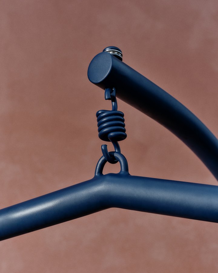 KAVE HOME Saliga bl hngende lnestol med fod i aluminium og syntetisk rattan