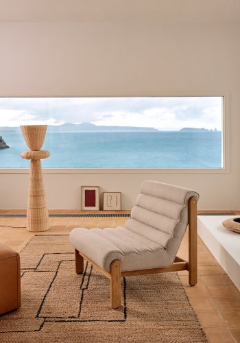 KAVE HOME Magira beige lnestol i massivt egetr med naturlig finish