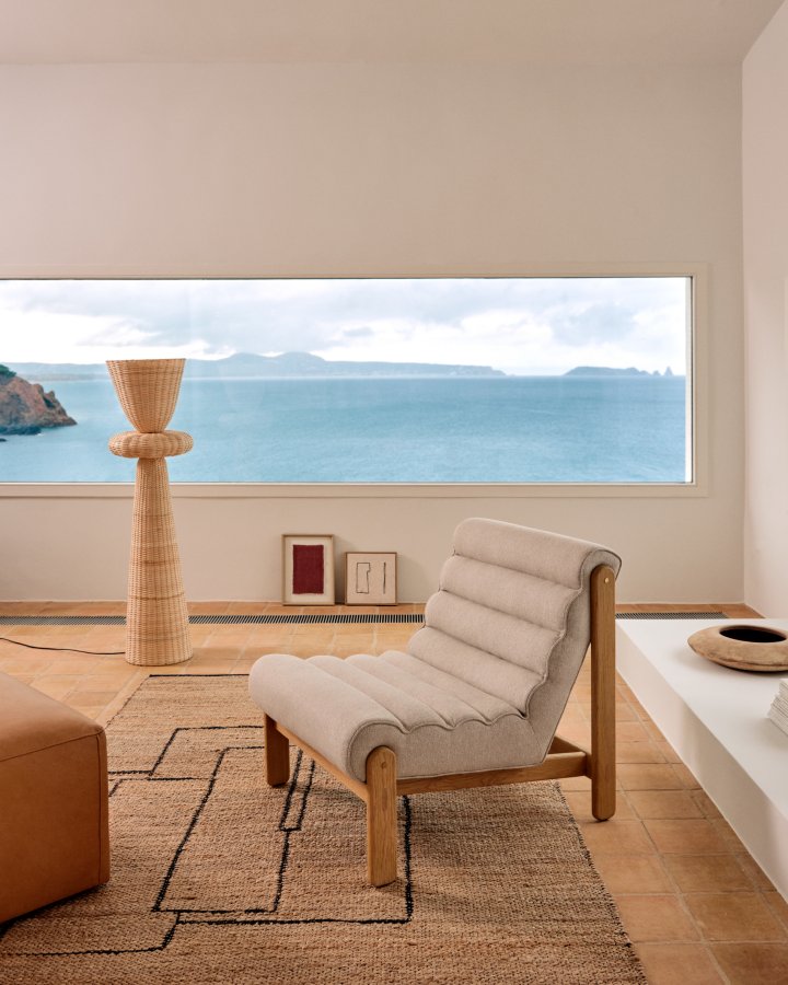 KAVE HOME Magira beige lnestol i massivt egetr med naturlig finish