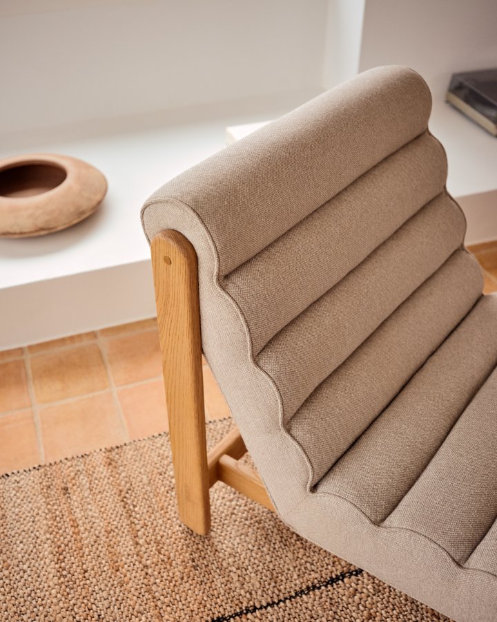 KAVE HOME Magira beige lnestol i massivt egetr med naturlig finish